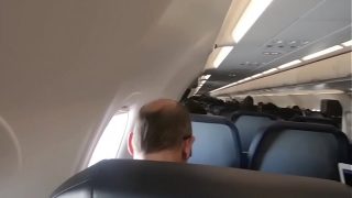 Sexo no avião chupando a pica do namorado escondido