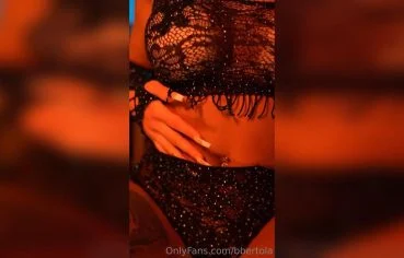 Manoela Bertola aparece de lingerie preta no OnlyFans mostrando toda sua buceta gostosa