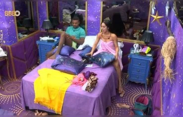 Isabelle Nogueira pelada no banheiro mostrando a buceta gostosa e safada