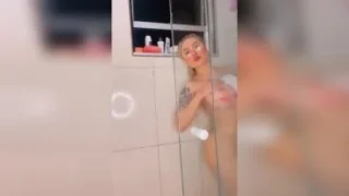 Aline Faria se masturba no banheiro e fica toda melada de tesão