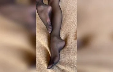 Lola Benvenutti arreganhada na cama se masturbando com tudo de fora