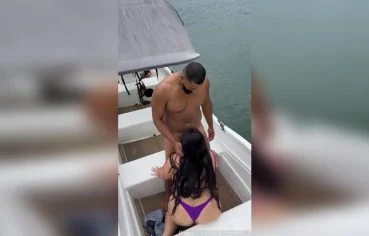 Musa thai do Onlyfans manda um boquete gostoso no barbudo