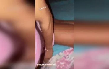 Sophia Carracine dando a buceta e o cu em vídeo amador de sexo na cama