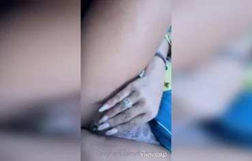 Francis Simas pelada dedilhando a buceta gostosa na cama arreganhada