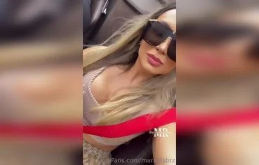 Minha amiga e eu exibimos nossas bucetas no carro em vídeo quente