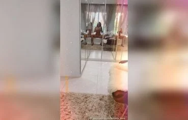 Carlinha sem vergonha arreganha a buceta enquanto se dedila com tesão