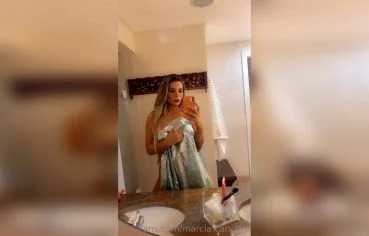 Marcia Carvalho se masturba no banheiro mostrando a buceta molhada em vídeo solo