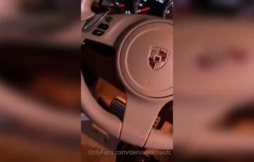 Denise Rocha do OnlyFans chupa uma rola enorme dentro do carro