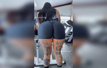 Anny Alves mostrando a buceta na academia
