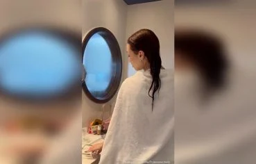 Novinha mostra a buceta no banheiro peladinha