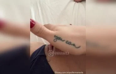 Mari Avila pelada dedando a buceta na cama