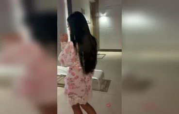 Alicya Ribeiro rebolando pelada com a buceta à mostra