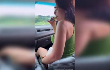 Cibelly Ferreira chupa rola dentro do carro