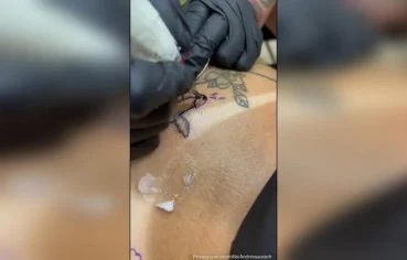 Andressa Urach mostra os peitos na tatuagem