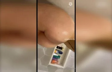 Funkeira rabuda pelada transando no banheiro