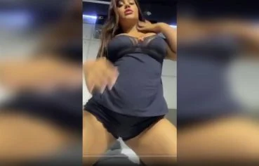 Ayarla Souza pelada na mansão maromba