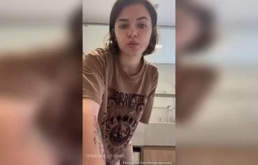 Kerolay Chaves se masturba no banheiro com muito tesão