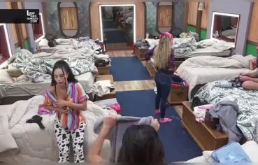 Aline Mineiro mostra a bunda gostosa na praia
